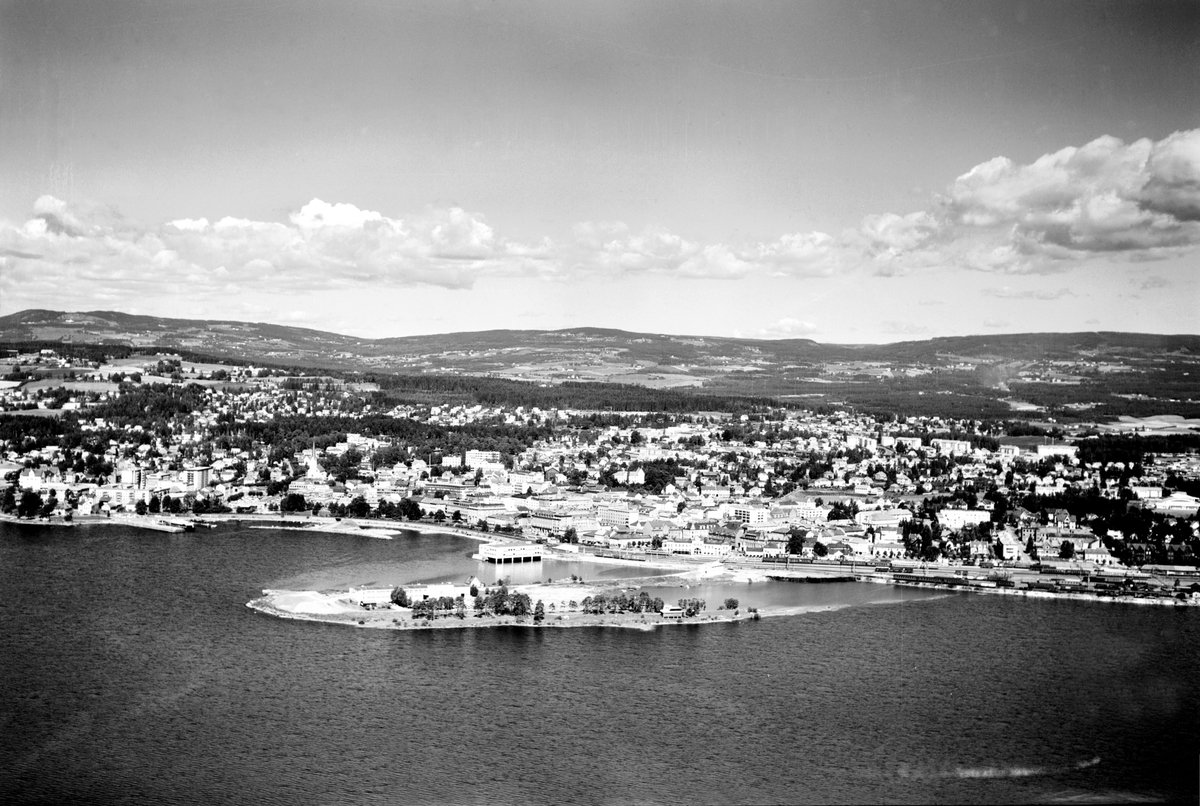 Widerøes Flyveselskap A/S, FLYFOTO STOR OVERSIKT OVER BYEN, TJUVHOLMEN MOT HØSBJØR OG ÅSA
