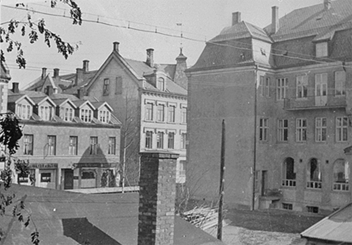 Anno Domkirkeodden, OVERSIKT, EKSTERIØR TORGGATA 12 - 13 - 14, PARKGATA 12, KAFE GLITNE TIL VENSTRE OG VANGS SPAREBANK TIL HØYRE