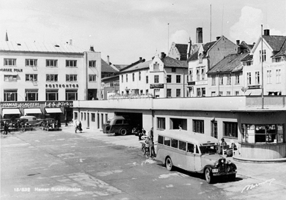 Anno Domkirkeodden, ØSTRE TORG, RUTEBILSTASJON, RUTEBILTAKET, POSTHUSET, HAMAR SLAKTERI, L. & S. KIRKEBY, BUSSEN EN CHEVROLET ÅRSMODELL 1936, D-25, GIKK I RUTE LØTEN - HAMAR. Det var arkitekt Finn Poppe som tegnet rutebilstasjonen på Østre torg.