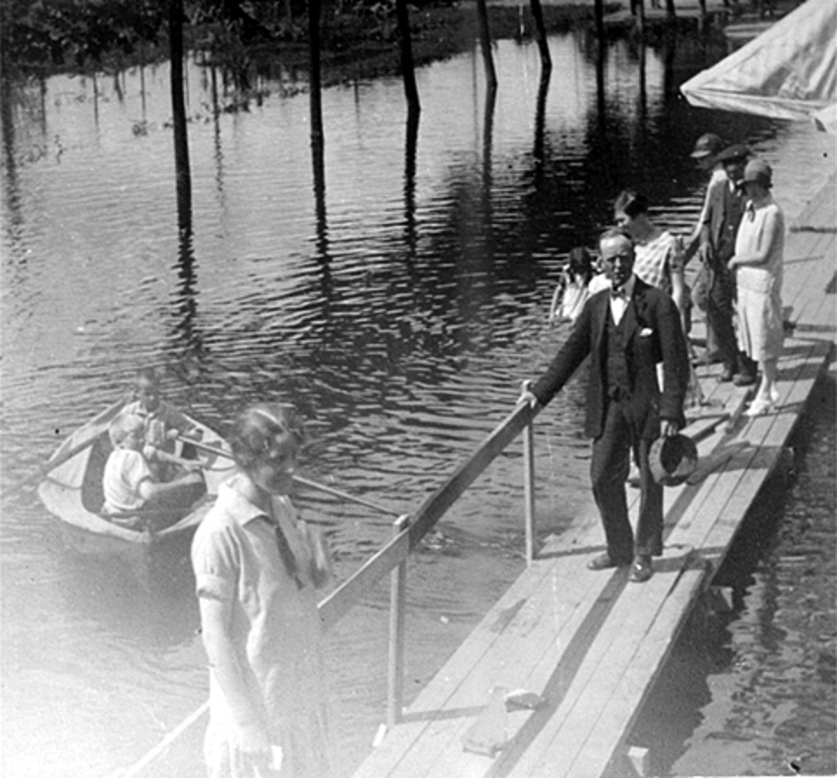 Anno Domkirkeodden, STOFLOMMEN 1927, GUTTER I ROBÅT I STANDGATA, FOLK PÅ PLANKEFORAU OVER ENGGATA