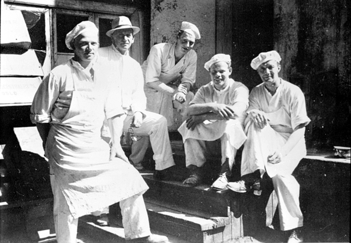 Anno Domkirkeodden, Bakere hos Baker Johs. Johannessen, Strandgata 15, Hamar.F.v. Gunnar Skjønsberg, Johs. Johannessen, Arne Berg, Gunnar Nilsen og Ragnvald Nilsen.