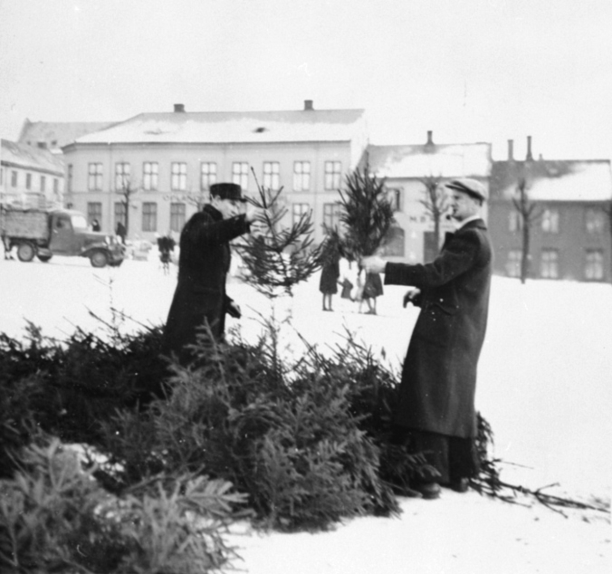 Anno Domkirkeodden, JULETRESALG, STORTORGET, OPLANDSKE GJESTGIVERI, VINTERFørste julen etter frigjøringen, da alle skulle ha segjuletre