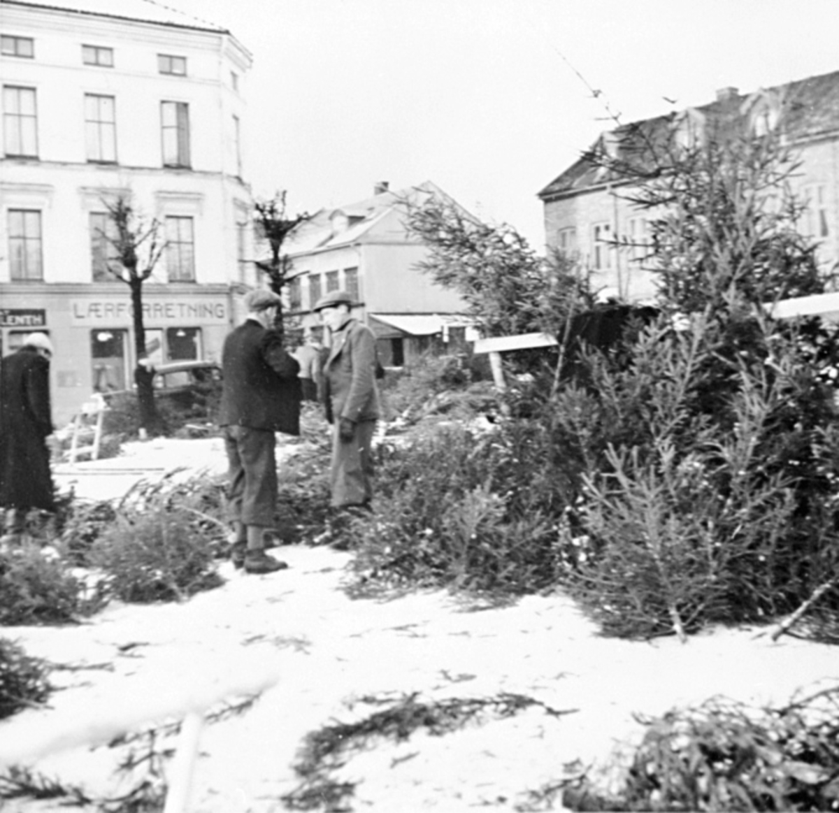Anno Domkirkeodden, JULETRESALG, STORTORGET, ÅSGÅRDEN, TORGGT. , VINTERFørste julen etter frigjøringen, da alle skulle ha segjuletre