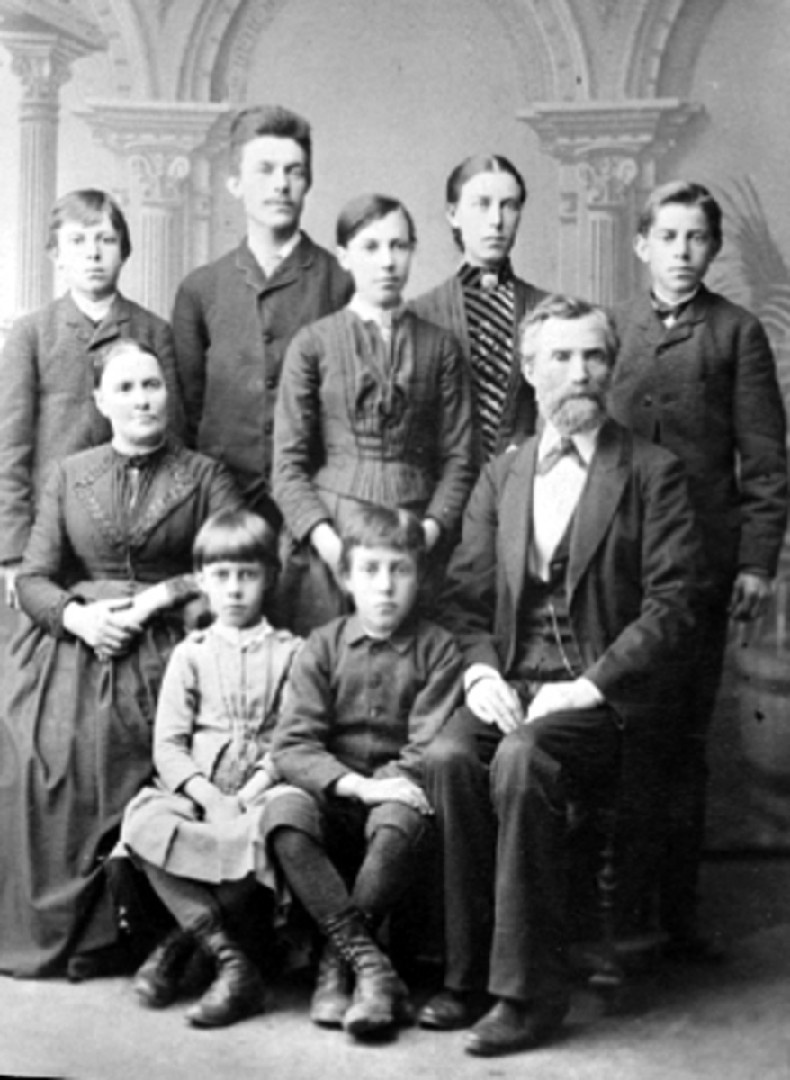 Anno Domkirkeodden, GRUPPE, KLOKKER, LÆRER LARS ANDERSEN M/FAMILIE.