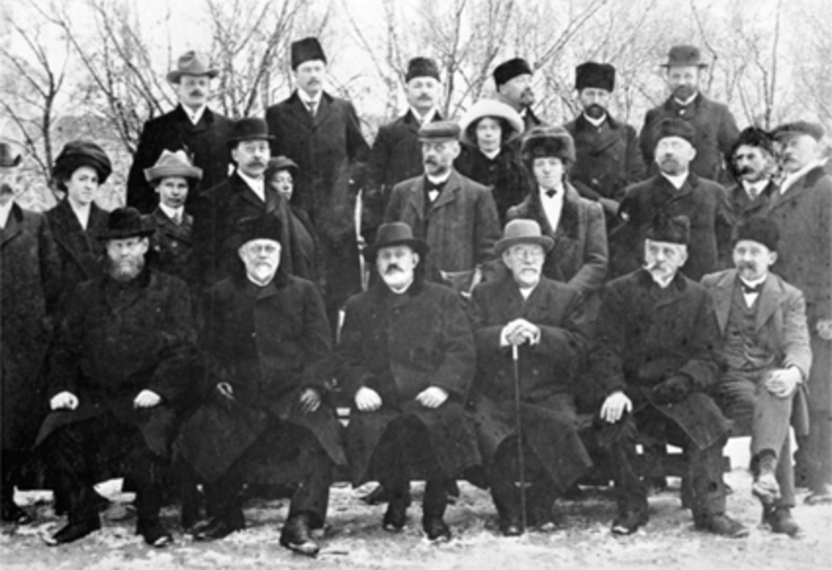 Anno Domkirkeodden, GRUPPE 23, LÆRERERPERSONALE, HAMAR KATEDRALSKOLE, FORAN FRA VENSTRE: HORNEMANN, PETERSEN, REKTOR HORN, RØRHOLT, GRØNVOLD, CASPARI, REKKE 2 FRA VENSTRE: STUB, MAREN HORN, ANNA HOLCK, SOFUS LYSTAD, ANTONIE TIBERG, HAVIG, EVA FØRLIE, MARGRETHE HORN, LEISCHER, GETZ, LYCHE, BAK FRA VENSTRE: SCHØYEN, FRØ…