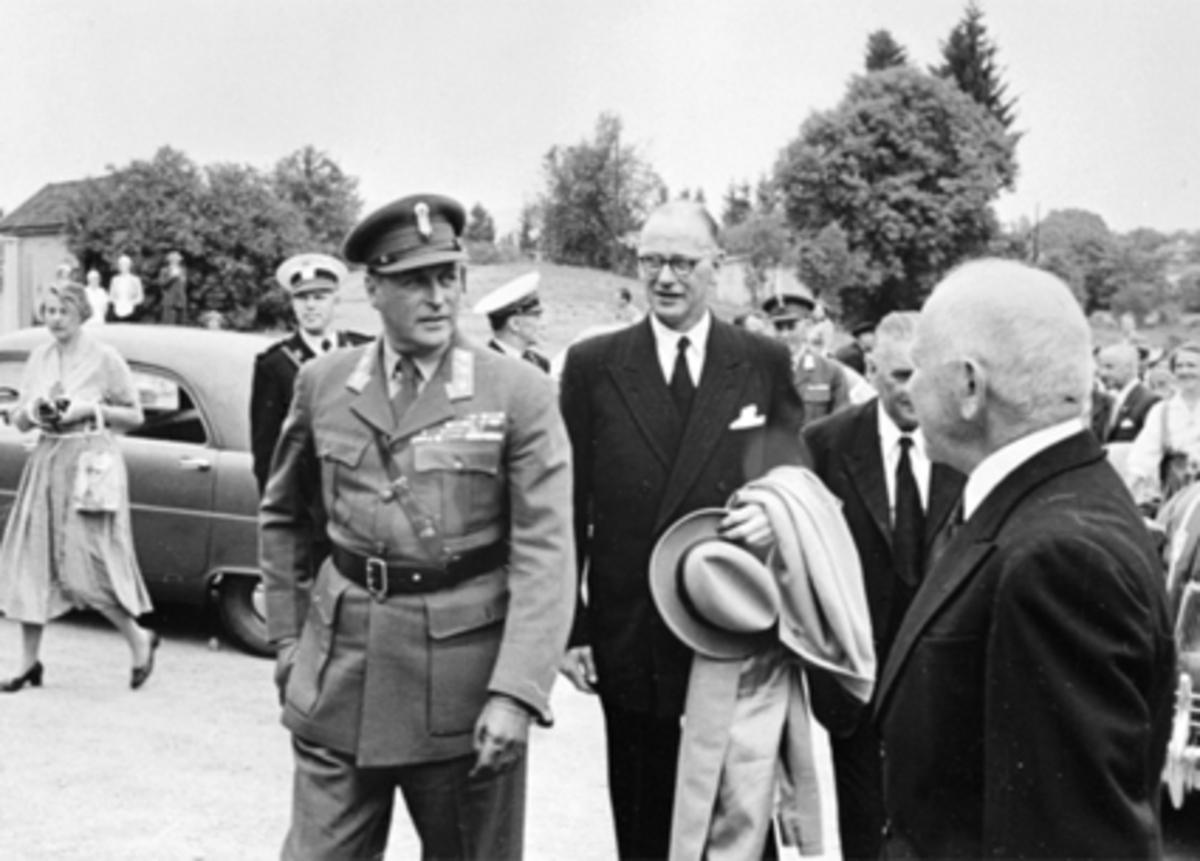 Anno Domkirkeodden, KRONPRINS OLAV, 800 ÅRS JUBILEET, BISPESTOLFra v. Kronprins Olav, ordfører Audensen, Sig. Pedersen, Ing. Stausland