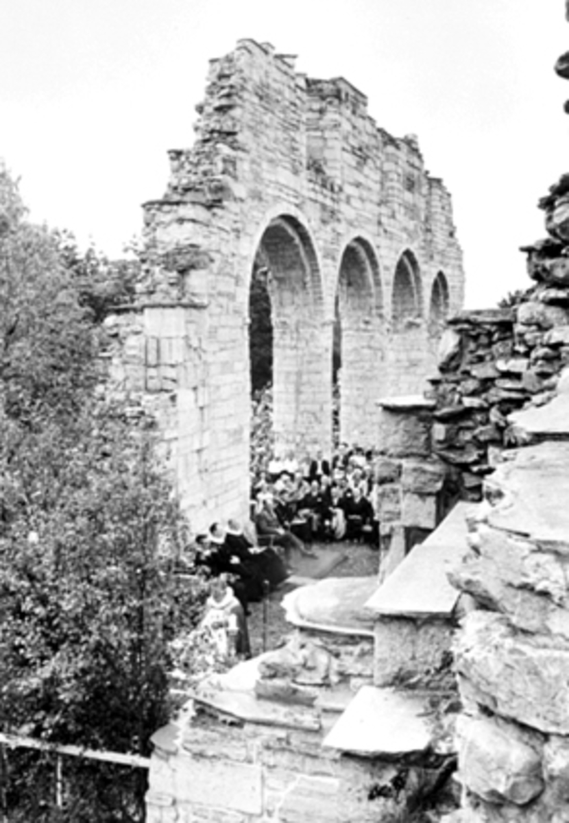 Anno Domkirkeodden, 800 ÅRS JUBILEET, BISPESTOL, GUDSTJENESTE, MYE FOLK, DOMKIRKERUINENPrestene Haga og Finstad.