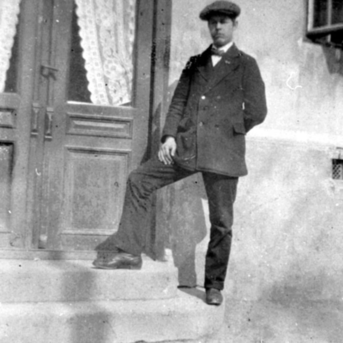 Anno Domkirkeodden, ARVID ØSTBY, TRAPP, HÅNDVERKERFORENINGEN, PARKGT. 31Foran huset hvor han bodde fra 1914, da han kom til Hamar fraLillestrøm.