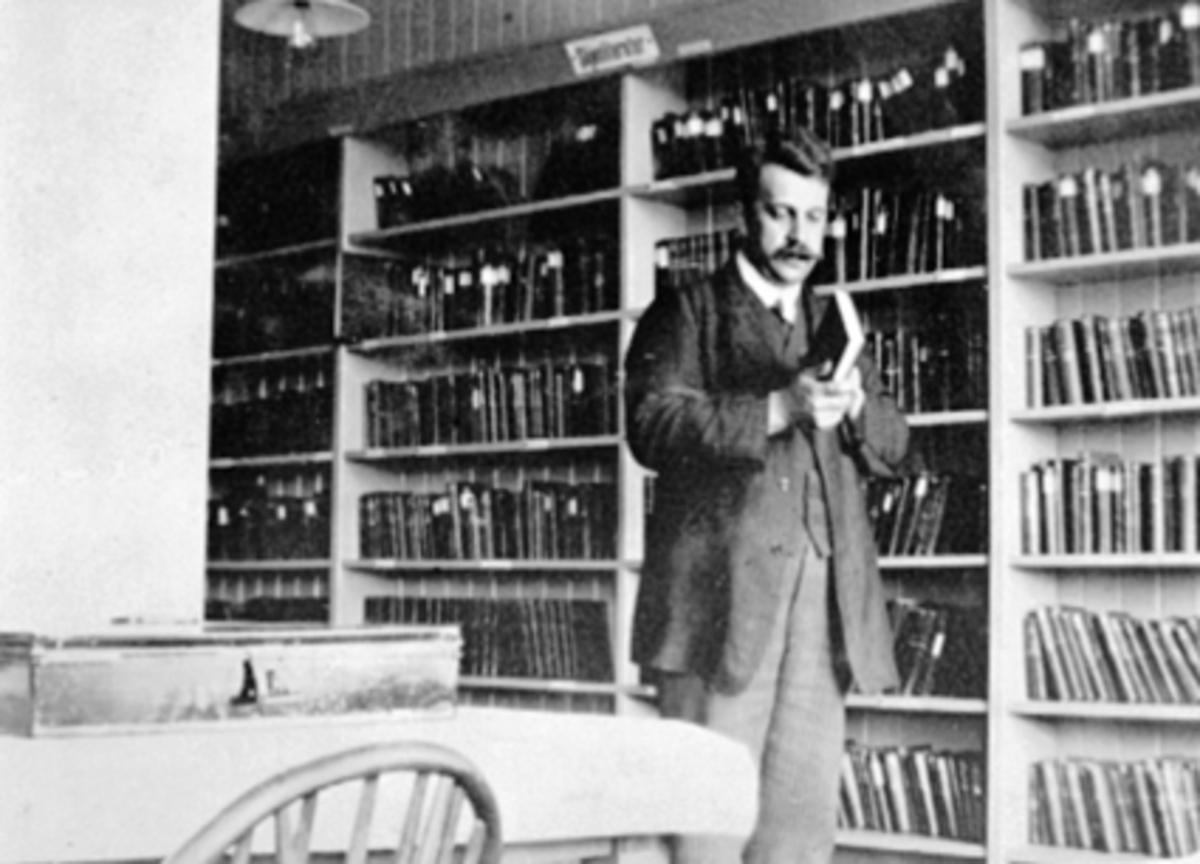 Anno Domkirkeodden, INTERIØR, NSB`S BIBLIOTEK, OLE SVENDSEN, BØKERJernbanebiblioteket ble opprettet i 1880. Det best pr. 31-12-13av 3956 bind. Anntal utlån var i 1913, 7619, fordelt på 89 ut-lånsdager. I februar 1914 var det 314 medlemmer som i kontigentbetalte kr. 1. 60 pr. år for utlån av 2 bøker om gangen