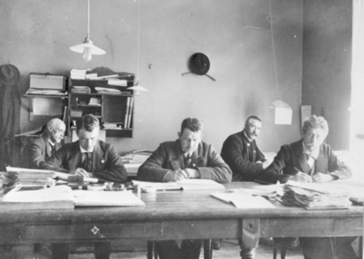 Anno Domkirkeodden, Interiør, 5 bokholdere arbeider, NSB-kontoret. Fra v. fullmektig Ole Rustad, kontorbetjent Harald Emil Ellefsen, kontorbetjent Lawrence Anberg, kontorist Einar Johansen, kontorist Odin Adolf Engelstad. Se Hamarboka fra 1982 bilde nr. 112.
