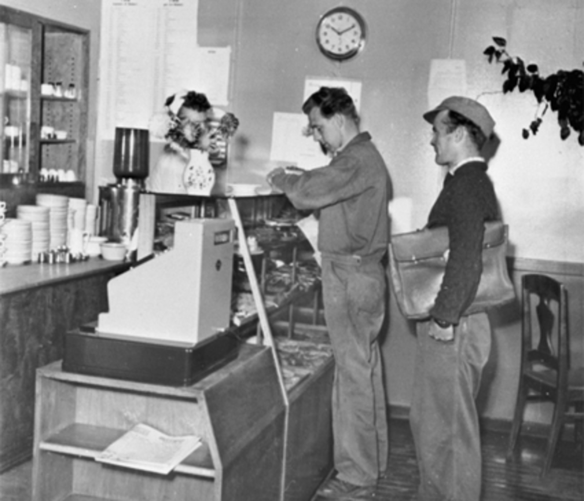 Anno Domkirkeodden, INTERIØR CENTRUM CAFE, KAKEDISK, KUNDER, EKSPEDITRISEDagmar og Mathias Berge var vertskap på Centrum