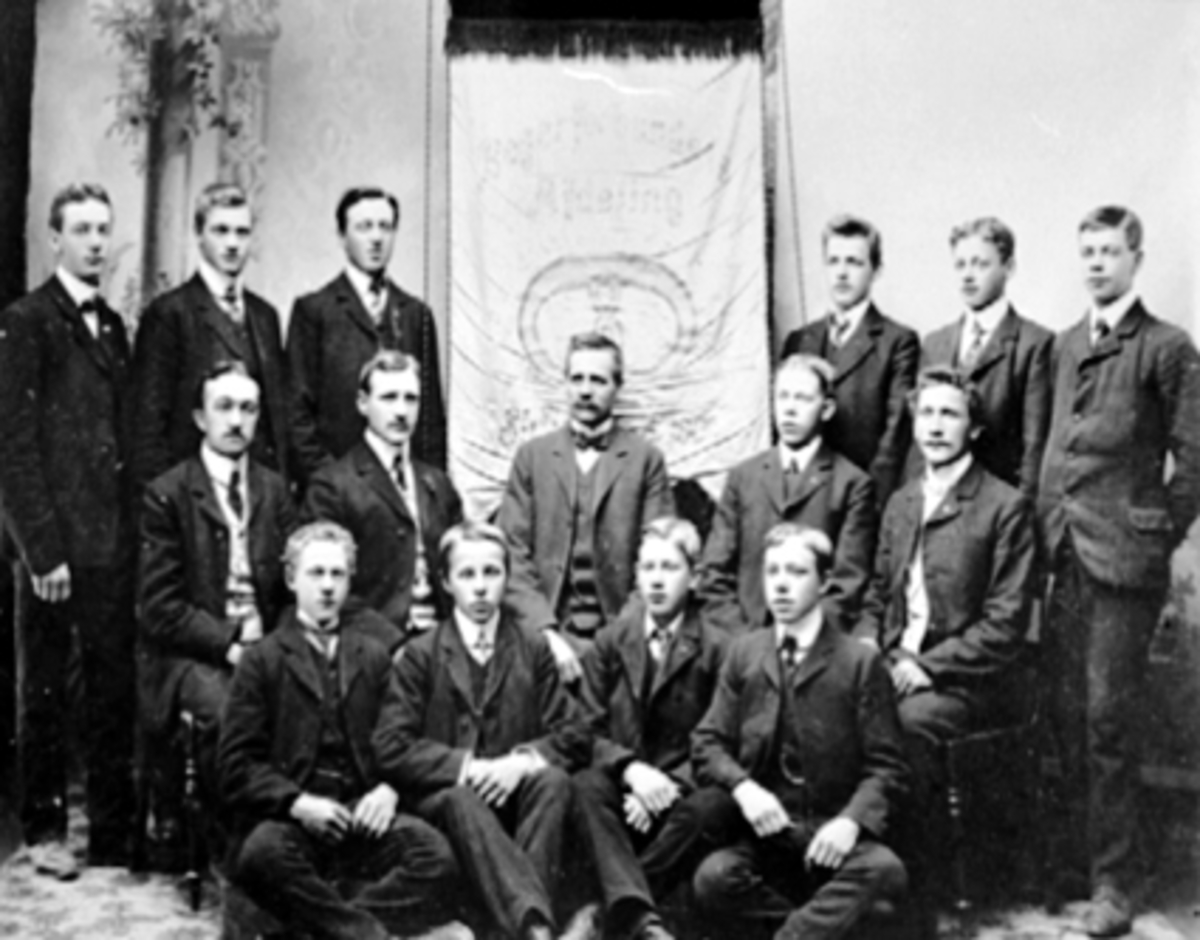 Anno Domkirkeodden, GRUPPE, NORSK BAKER OG KONDITORFORBUND HAMAR AVDELING, FANE, STIFTET 1909, HÅNDVERKERE. Nr. 2 fra venstre i første rekke er min farfar Harald Brovold. Han ble bakermester og konditor svært ung og hadde bakeri omtrent der du nå går inn på HAMAR KINO. Døde under Spanskesyken i oktober 1918.