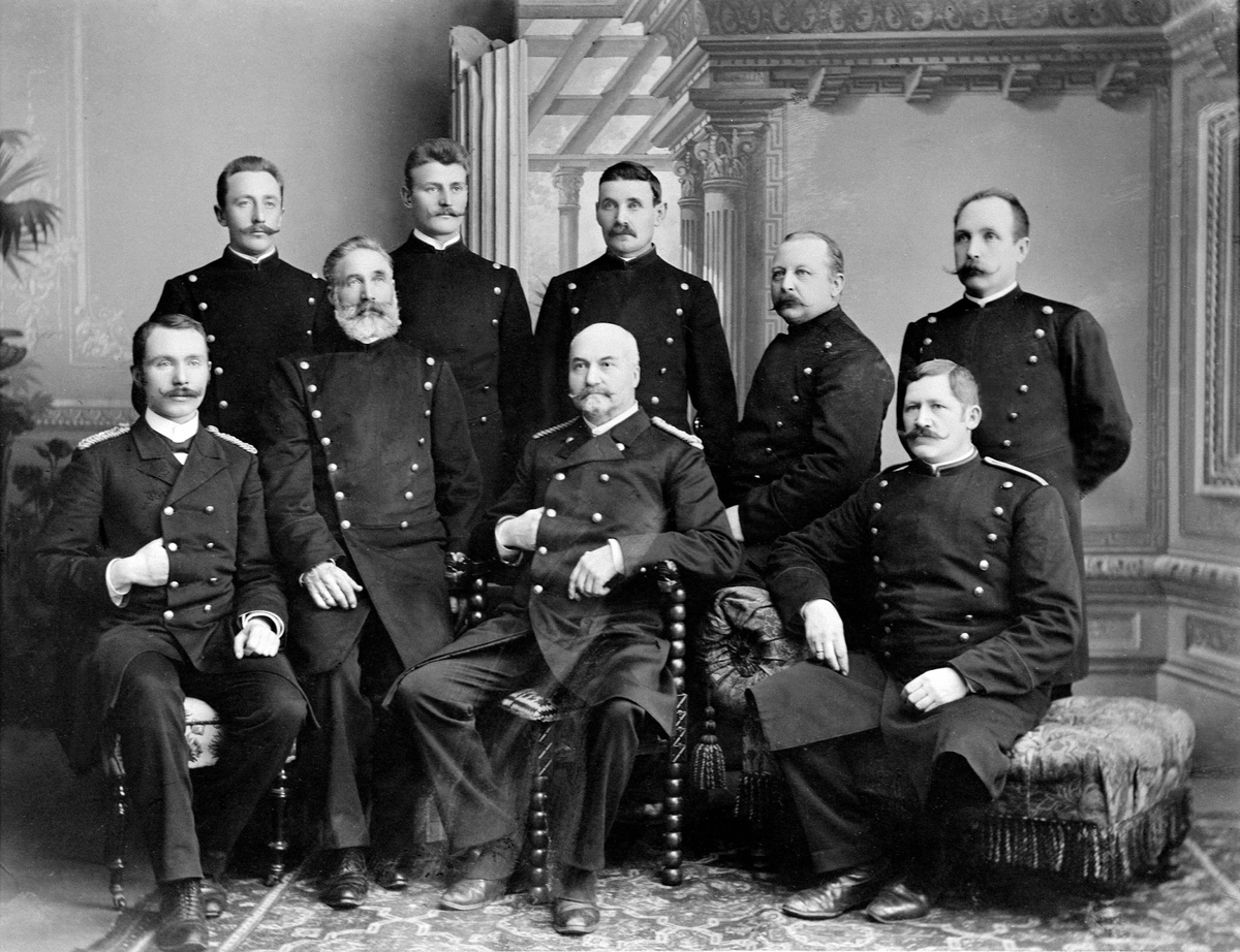 Anno Domkirkeodden, Gruppe, 9 politimenn, 1 rekke fra v. Grundt, Arne Brenden, Fredrik Skavlan, Johan Fladby, 2 rekke fra v. Eivind Granberg, Sveen, Anders Wien, g. Huse, Edv. Mølstad. Se Hamarboka fra 1982 bilde nr. 146