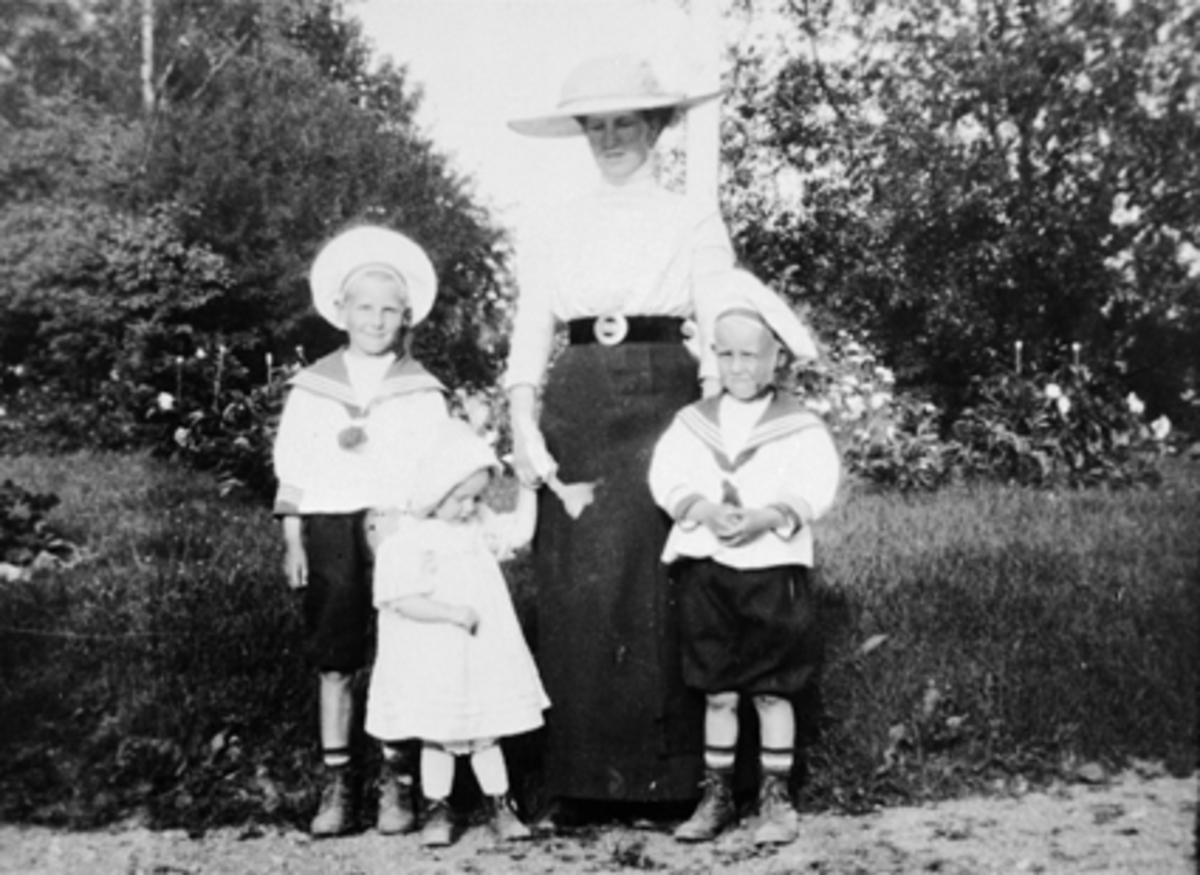 Anno Domkirkeodden, GRUPPE, PETRA KRISTIANSEN F. WALBERG, BARN: ROLF, JOHN, ELLA Petra Kristiansen f. Walberg, datter av skomakermester Ole Walberg (tvillingsøster til skomakermester Hans Walberg)gift m/Ingvald Kristiansen slakter, sønn av slaktermesterJohn Kristiansen.
