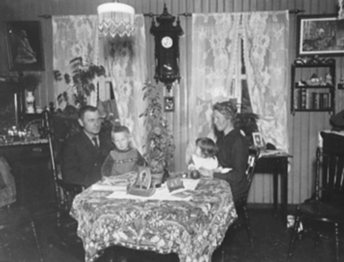 Anno Domkirkeodden, INTERIØR, STUE, LARS ÅSVESTAD, NIKOLINE ÅSVESTAD, BARNA MARY, JAKOB. Fra hjulmaker Hagens gård på Ankerløkka i Hamar.