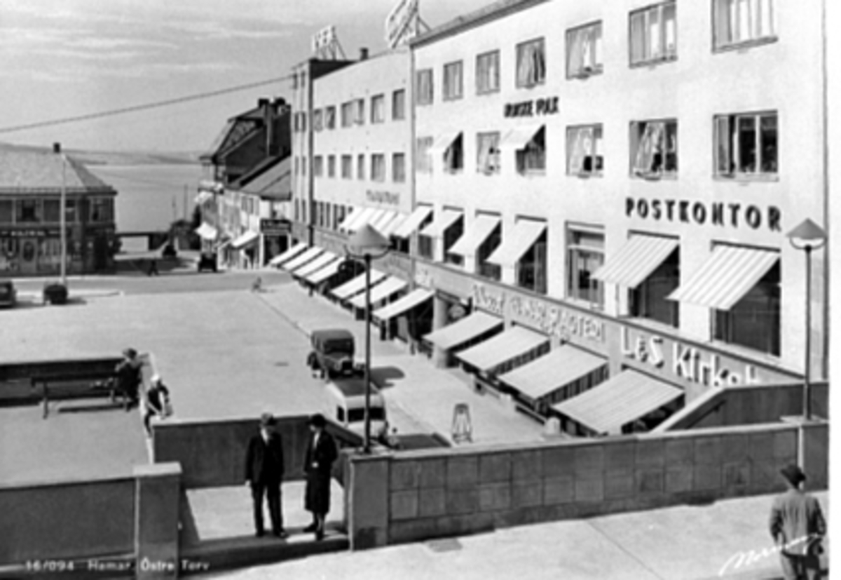 Anno Domkirkeodden, ØSTRE TORG, POSTKONTORET, L. & S. KIRKEBYE, HAMAR SLAGTERI, POSTKONTORETS LOKALER FRA 1936. oPPBYGD ETTER STORBRANNEN FRA DEN 09-07-1935.