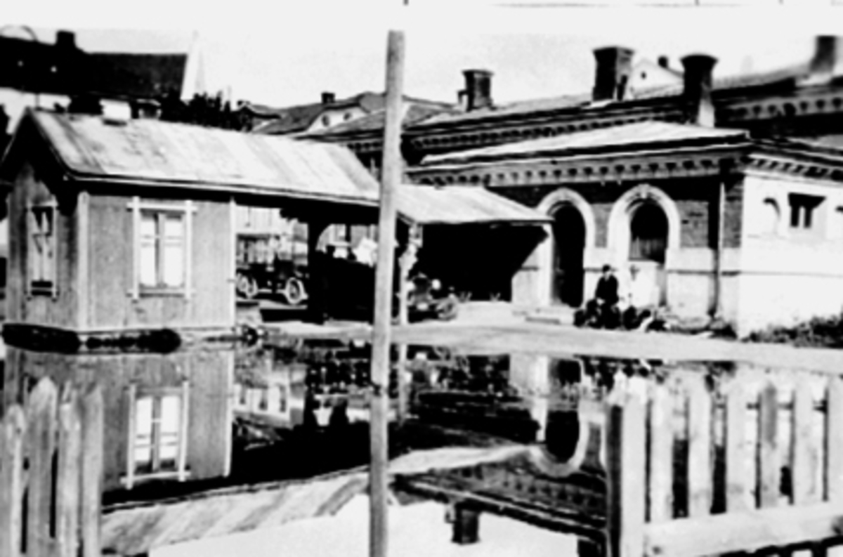 Anno Domkirkeodden, Kjøttkontrollen i Basarbygningen. F.v Kjøttkontrollør Per Møystad og dyrlege Ragnvald Coht. Mjøsflom 1927.