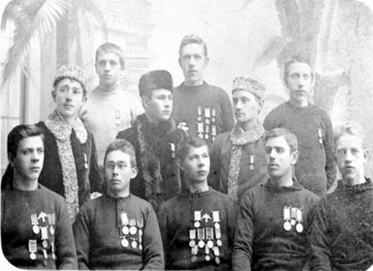 Anno Domkirkeodden, PORTRETT, 11 SKØYTELØPERE, EINAR HALVORSEN, FILIP PETERSENLandsløp i Trondheim 24 januar 1892Einar Halvorsen nr. 2 og Filip Petersen nr. 4 i 1 rekke. Se Idrett i Hamar gjennom 100 år bilde nr. 32.