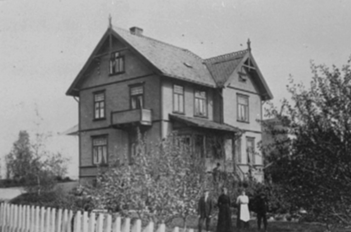 Anno Domkirkeodden, Eksteriør, villaen til fam. Trætteberg, 6 personer, Sverdrupsgt. 23. Familien sendte dette kortet som julekort i 1913 til Øgestensius Kjos, Nysted pr. Hamar.