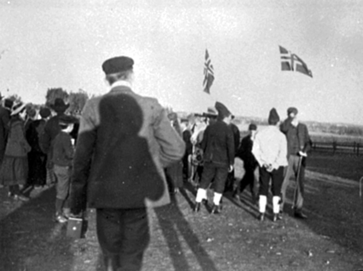 Anno Domkirkeodden, GRUPPER, FOLK, MENN I BUNADER, 2 FLAGG HEIST