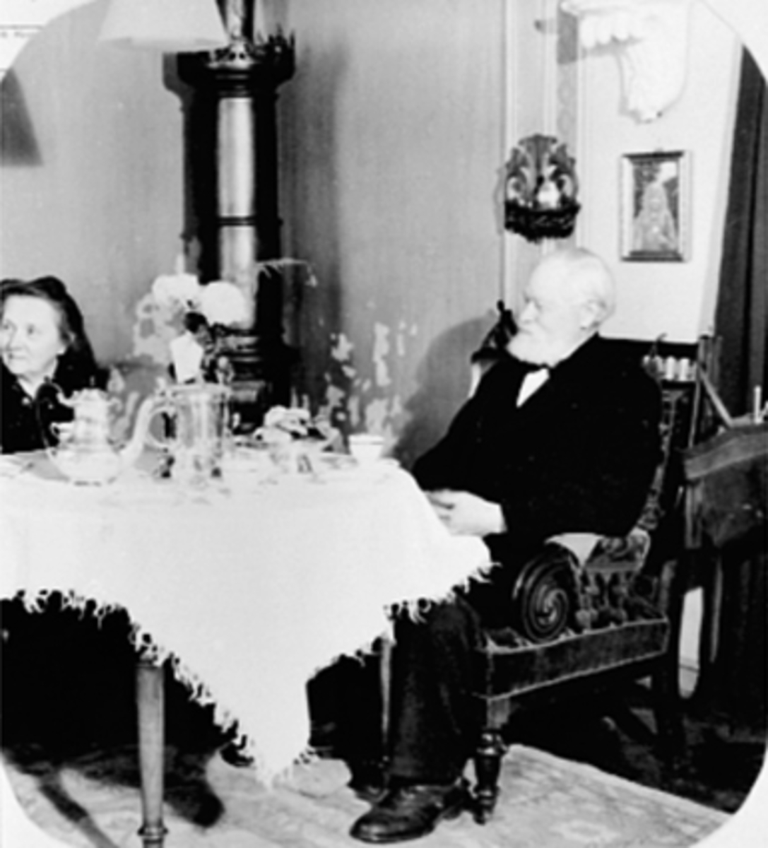 Anno Domkirkeodden, INTERIØR, STUE, GÅRDEIER OSKAR BRUSTAD, HUSTRU THEA BRUSTADFru Thea Brustad født Henaug. Begge kom fra Romerike, mendrev Dalfarmen i Vang i mange år