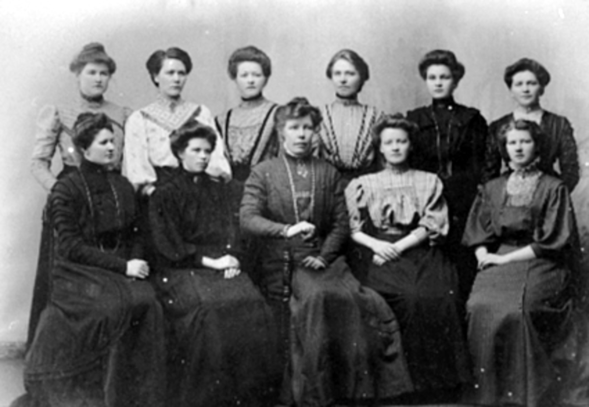 Anno Domkirkeodden, GRUPPE, 11 KVINNER, SYSTUA A. STEEN Hun i midten foran frk. Emma Todderud (født Rynning), nr. 2 frav. 1 rekke Eline Edvardsen gift Berntsen, nr. 3 fra v. 2 rekke Ragna Synstad gift Bronken, nr. 2 fra h. 2 rekke Thea Knutsengift Vik