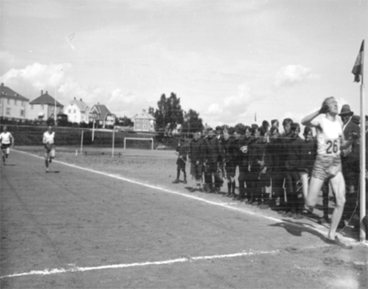 Anno Domkirkeodden, FRIIDRETT, LØPER OVER MÅL, HAMAR STADION, GUTTEMUSIKKEN, TILLSKUER