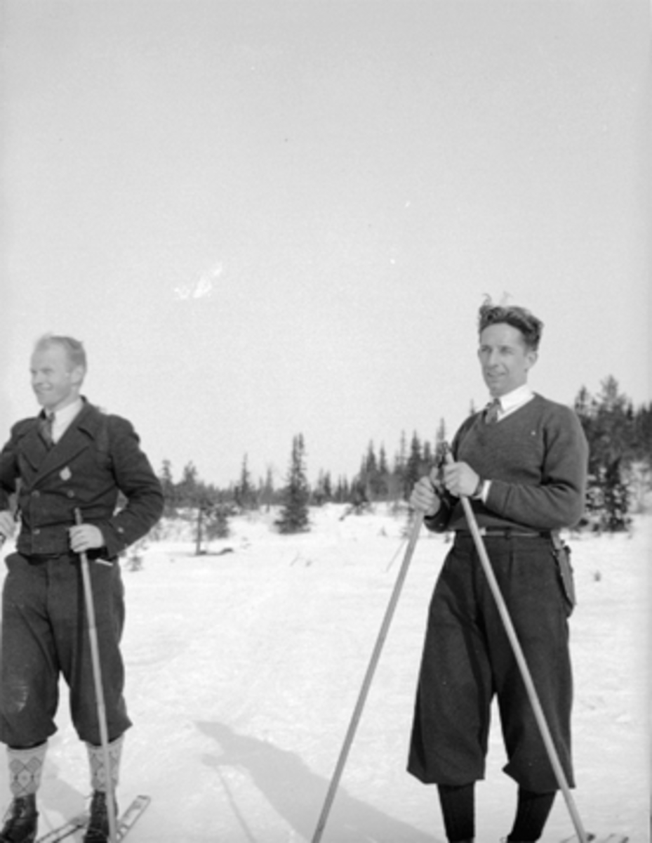 Anno Domkirkeodden, 2 MENN, SKITUR, NIKKERS, TOLLEKNIV, VINTER