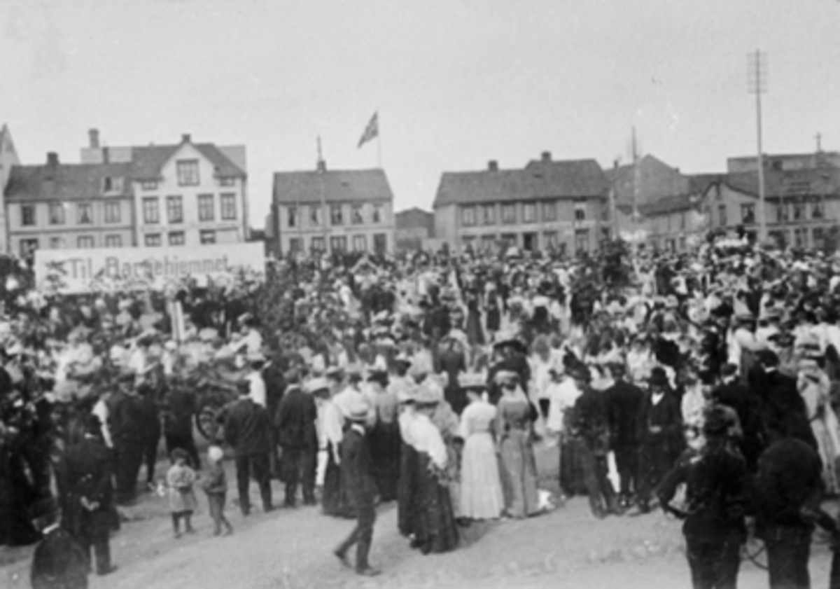 Anno Domkirkeodden, INNSAMLINGSAKSJON, BARNEHJEMMET, MYE FOLK, ØSTRE TORG. . Innsamlingsaksjon til bygging av Hamar Barnehjem. Se årbok, utgitt av Hamar Historielag 2013. Artikkel av Ragnar Ødegaard.
