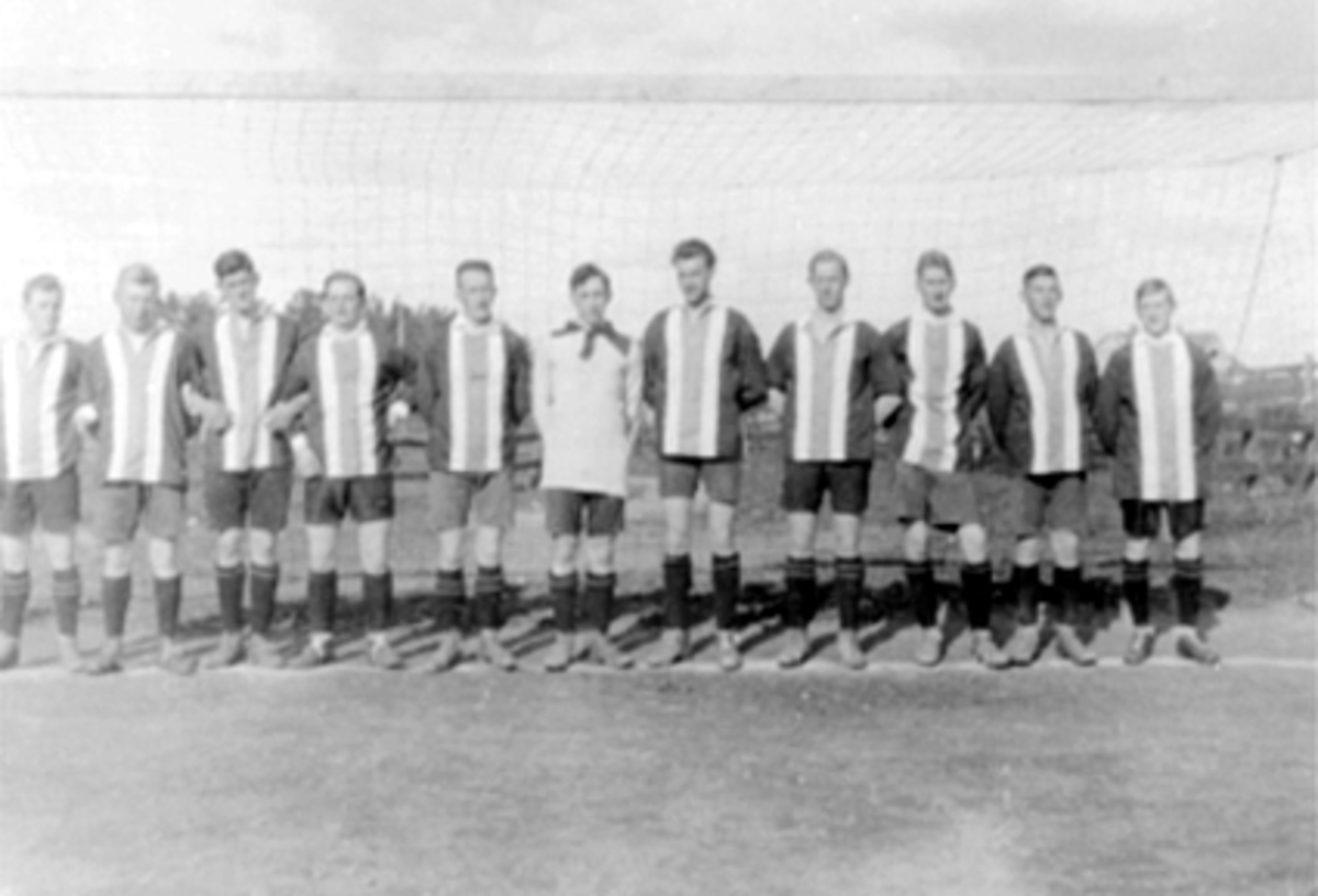 Anno Domkirkeodden, GRUPPE, H. I. L. HAMAR IDRETTSLAG, B-LAGET, FOTBALL, 11 MANNFra v. Odvar Nybakken, Trygve Moe, Torvald Svånå, Leif EinarEvensen, Arvid Knutsen, Peter Pedersen, Harald Evensen, ArvidSkramstad, Knut Bergstrøm, Olaf Fraurud og Johs Thorkildsen