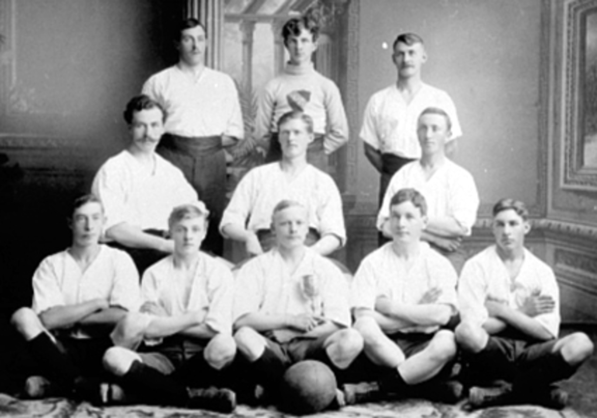 Anno Domkirkeodden, PORTRETTER, 11 FOTBALLSPILLERE, H. I. L. M/POKALK. Finstad, Sverre Larsen Keeper, Hjalmar Johannesen, Midt. rad:Wilhelm Larsen, Olaf Rustad, Osskar Stenberg, Foran: SigurdLarsen, Alfred Sæther, Harald Monsen, Carl Ingerø, RagnvaldDanielsen.