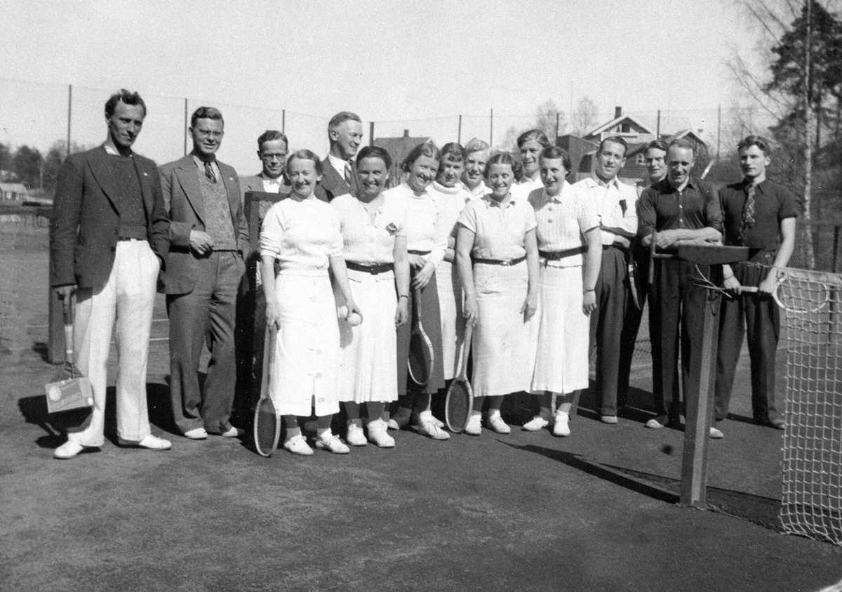 Anno Domkirkeodden, Hamar Park, tennisbanen, tennisspillere. Åpning av tennisbanen august 1934 . Hamar Idrettslag, tennisgruppa. F.v. Sverre Knutsen, Haakon Fraurud, Theodor Stabell. Birger Ilseng, Wictor Christiansen, Torberg Kristiansen, Arthur Johansen, Tor Kløvstad, Ingolf Andersen, Ingolf Andersen, Bjørn Dæhli. D…