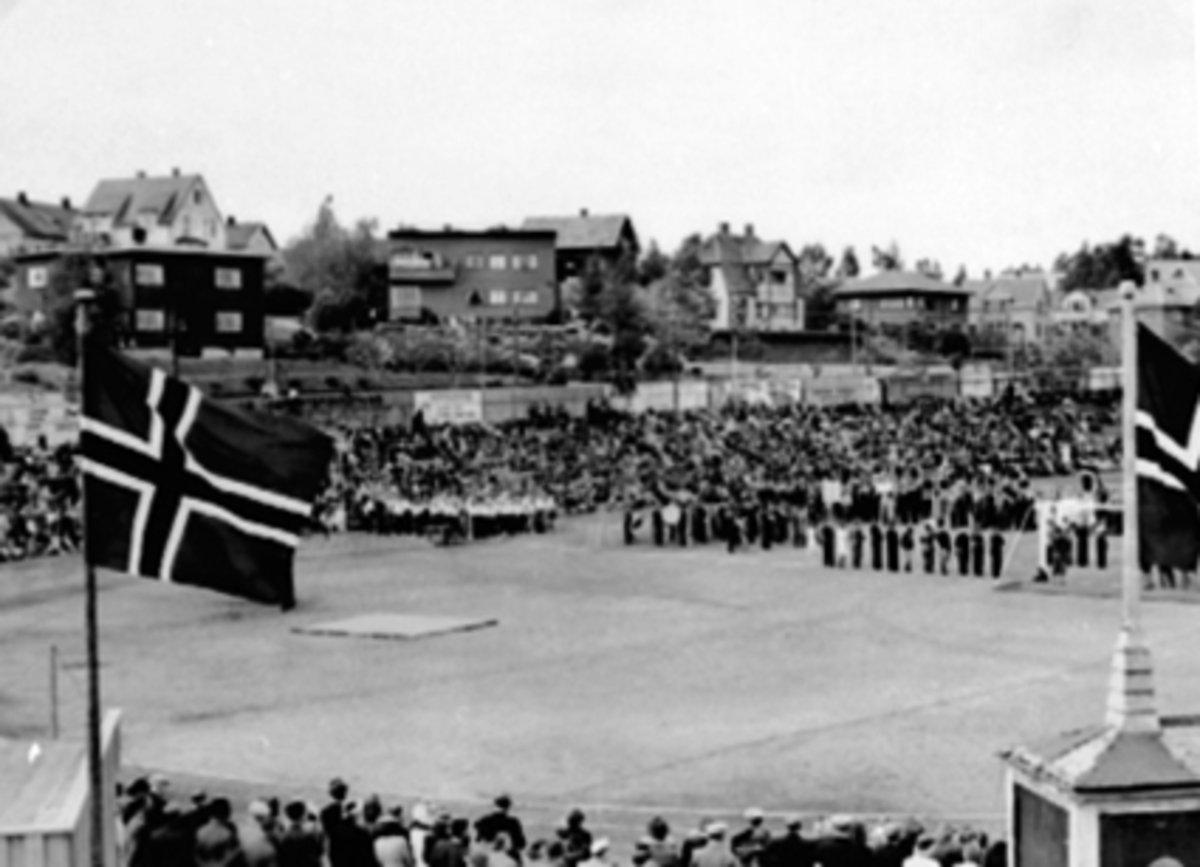 Anno Domkirkeodden, DEFILERING, HAMAR STADION, IDRETTENS DAGBildet er tatt på Idrettens dag 1945