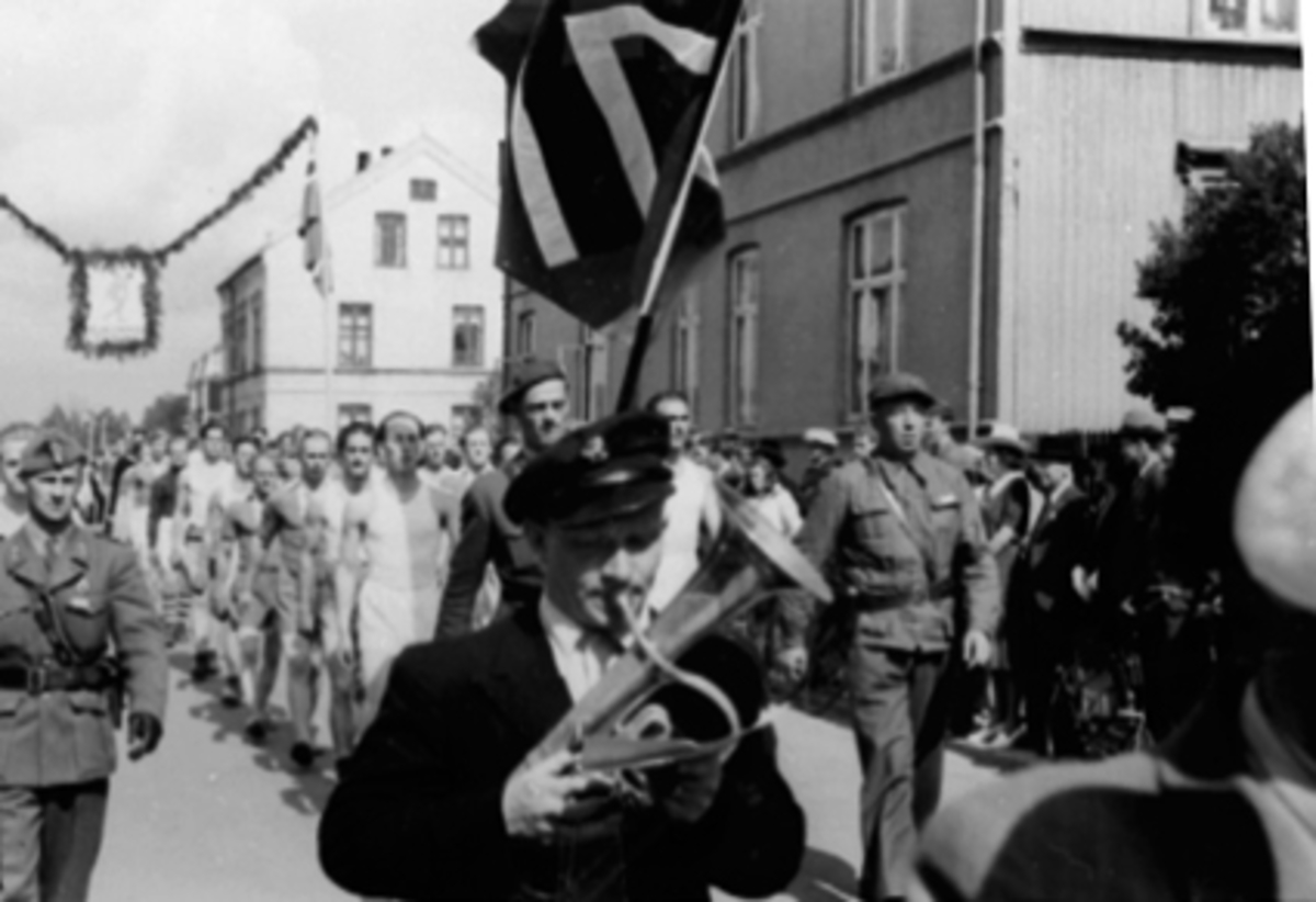 Anno Domkirkeodden, OPPMARS, IDRETTENS DAG, MYE FOLKBildet er tatt på Idrettens dag 1945