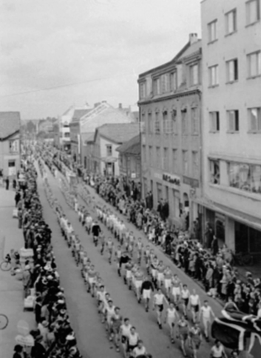 Anno Domkirkeodden, OPPMARS, VANGSVEGEN, IDRETTENS DAG, MYE FOLKBildet er tatt på Idrettens dag 1945Utenfor Hotell Astoria