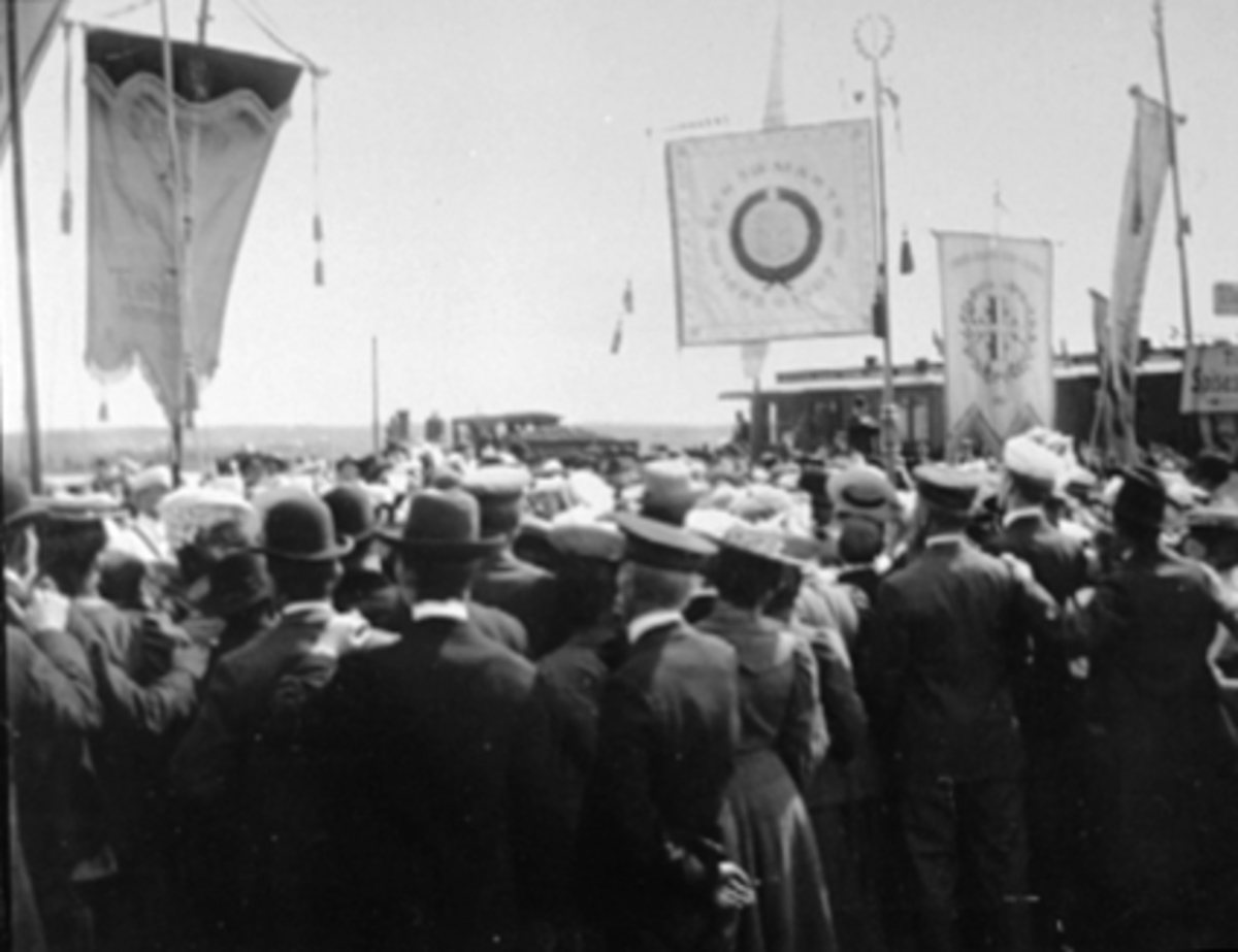Anno Domkirkeodden, H. M. KONG HAAKON VII ANKOMMER, MYE FOLK, PERRONGKong Haakon ankommer Hamar i forbindelse m/ det6th Nationale Turnstevne.