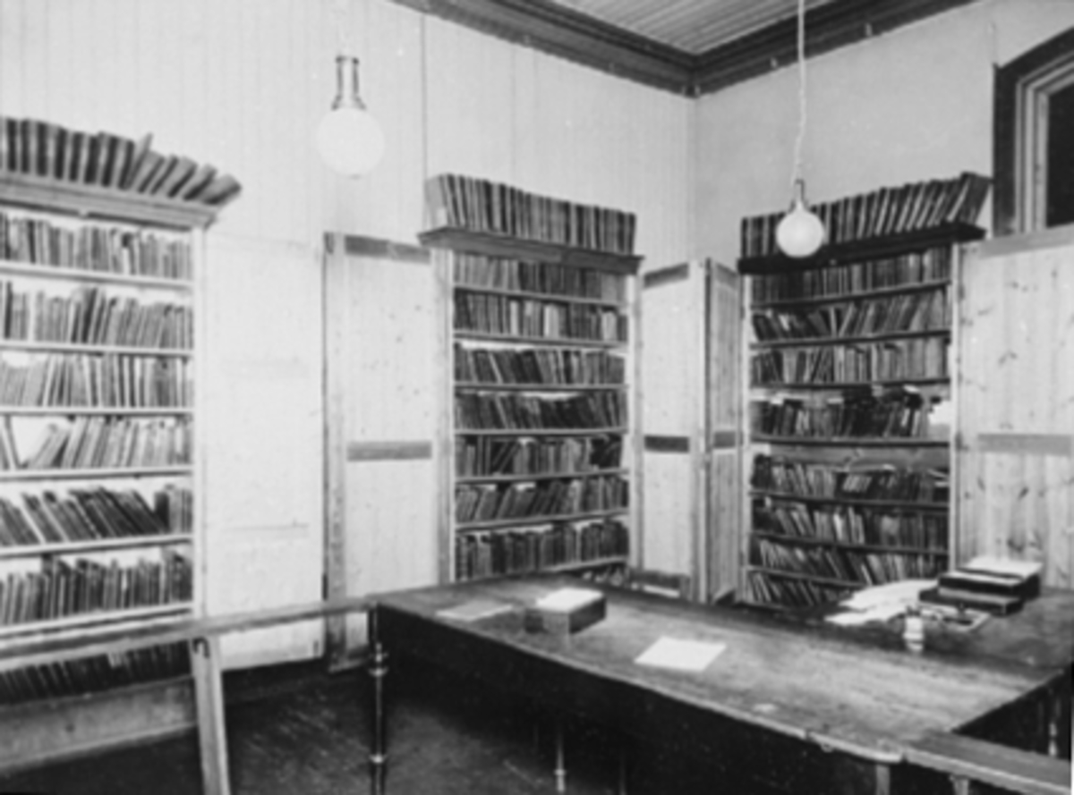 Anno Domkirkeodden, INTERIØR, HAMAR FOLKEBIBLIOTEK, MIDTBYEN SKOLEBiblioteket: Brannvakta/Midtbyen 1888-1890, Håndtverkeren 1890-1892, Midtbyen skole 1892-1909, Håndverkeren Parkgt. 31 1909-1925, Samlagsgården Torggt. 631925-1943 brann, Midtbyen skole 1943-1952, Handelens HusStrandgt. 43 1952-1986, Stortorget 1986-