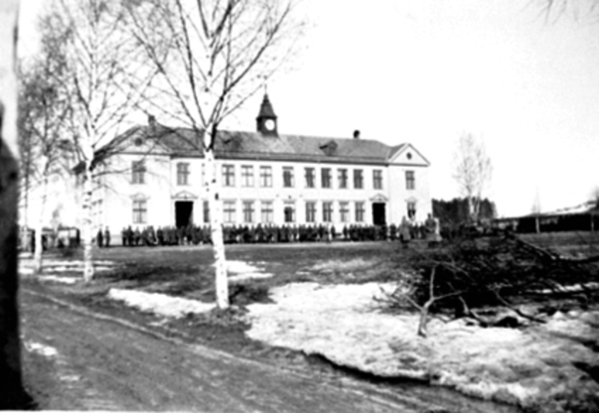 Anno Domkirkeodden, OBERST JENSEN TALER, MILITÆRE, ROLSLØKKA SKOLE, Foran Rolsløkken skole når oberst Jensen taler til "guttene"mens Reidar Vendkvern tar bildet uten tillatelse og holdt påå bli skutt.