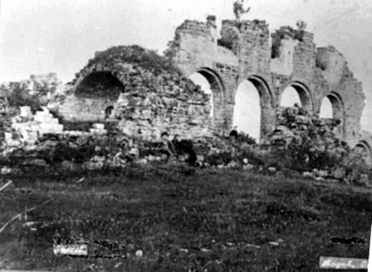 Anno Domkirkeodden, DOMKIRKERUINEN, MENN, SPASERSTOKK, DOMKIRKEODDEN