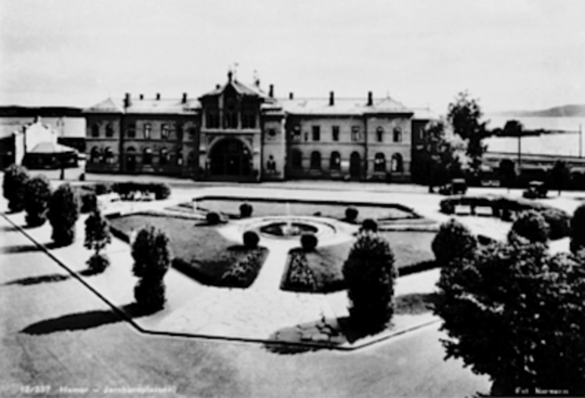 Anno Domkirkeodden, JERNBANEPLASSEN, DROSJER, JERNBANEPARKEN, STASJONSBYGNING