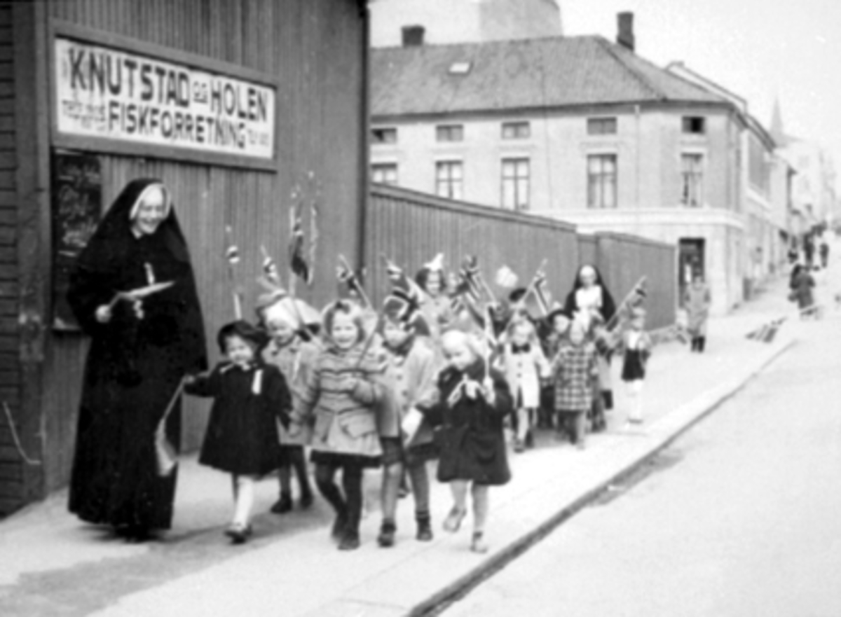 Anno Domkirkeodden, ST. TORFINN BARNEHAGE, FLAGG, NONNE, FREDSRUS