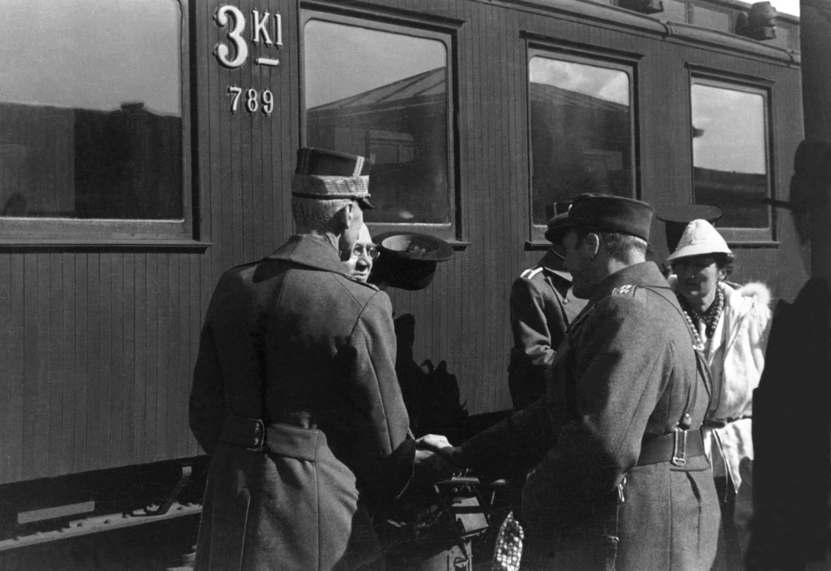 Normann Fotoatelier, KONG HAAKON 7. KRONPRINS OLAV OG MÄRTHA, HAMAR JERNBANESTASJON, NYGAARDSVOLD HILSER, 9. APRIL 1940. 2.verdenskrig. Krigen.