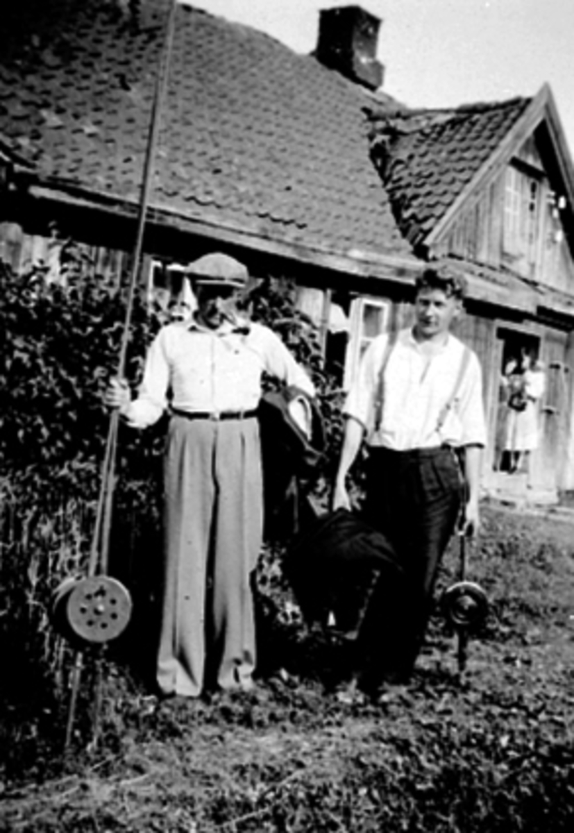 Anno Domkirkeodden, Mjøsfiskere, dreggesprøtt, t.v Oustad, skomaker Gustav Oustad. Bildet er tatt foran barndomshjemmet på Nes.