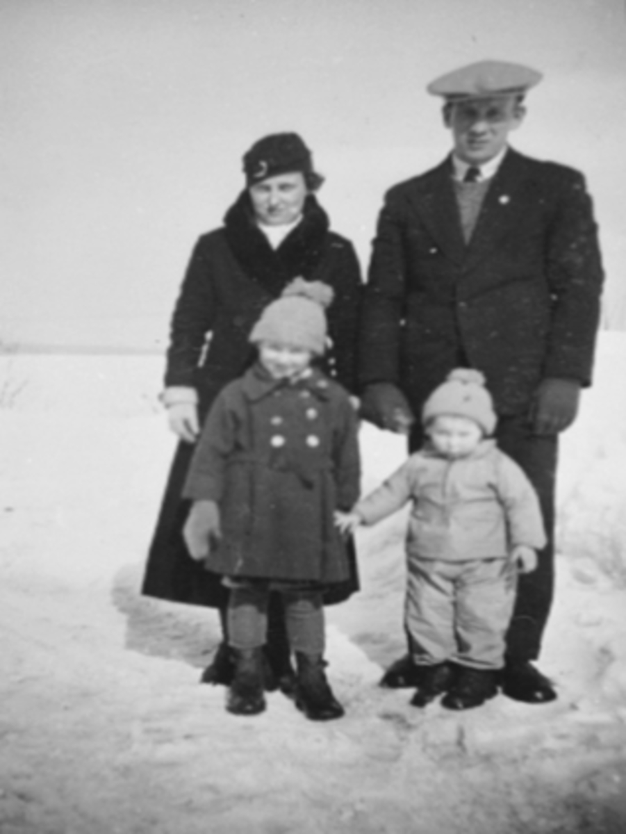 Anno Domkirkeodden, Familiegruppe 4. F.v. foran Grete Olsen, Edel Olsen. Bak f. v. Marie Olsen, Erling Olsen. De bodde i Røverborgen, Bergården og Fauskegården.