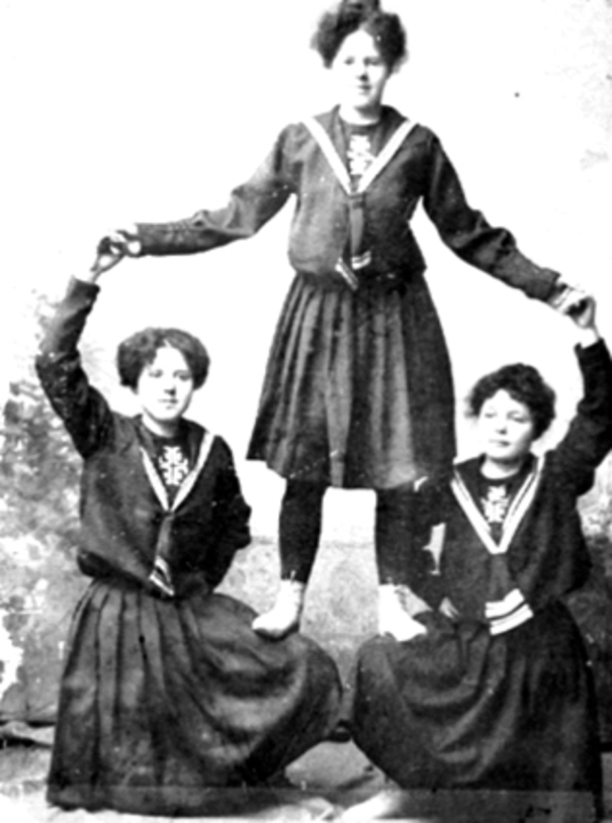 Anno Domkirkeodden, GR: 3, DAMETURNERE DANNER PYRAMIDE, INGEBORG KRISTIANSEN M/FLERI midten: Fredrikke Finsen gift m/Hjalmar JohannesenMarie Finsen.