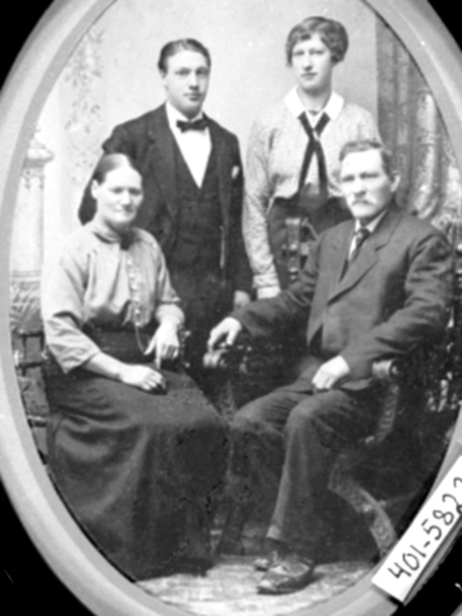 Anno Domkirkeodden, Gr:4, Familien Andersen, Lina Andersen Spikkerud, Ola, Ellen, Martin. Snekker Martin Andersen m/fam. datter Ellen f: 1894.