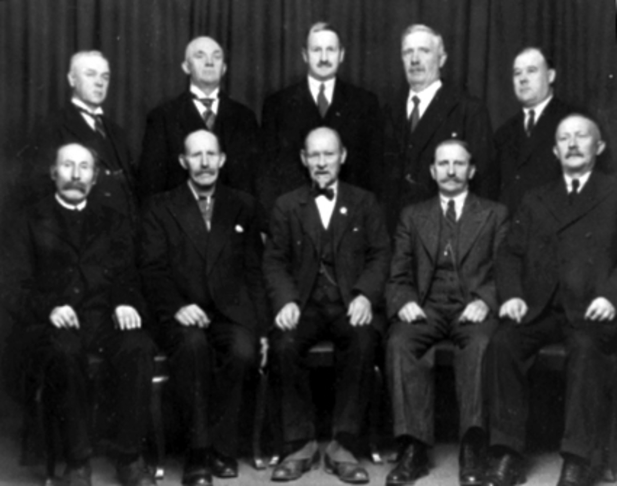 Anno Domkirkeodden, Styret i fagforeningen på Melkefabrikken. Første rekke f.v. Syver Kristiansen, Bernt Andersen, ukjent, Nybakken, Eriksen. 2. rekke f.v. Martin Olsen, Arnt Hansen, Johansen, Ole Andersen, Olaf Larsen.
