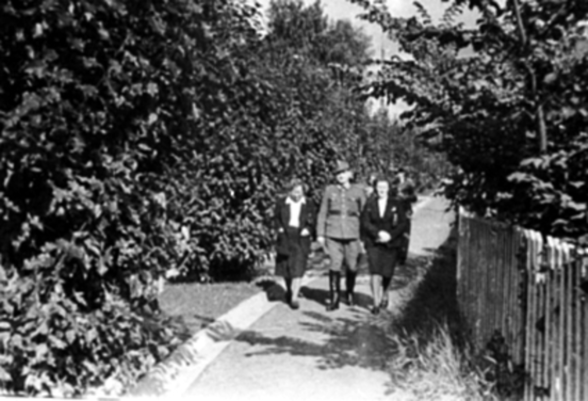 Anno Domkirkeodden, TYSKE OFFISERER, UNIFORM, NORSKE DAMER, SPASERTUR, STORHAMAR