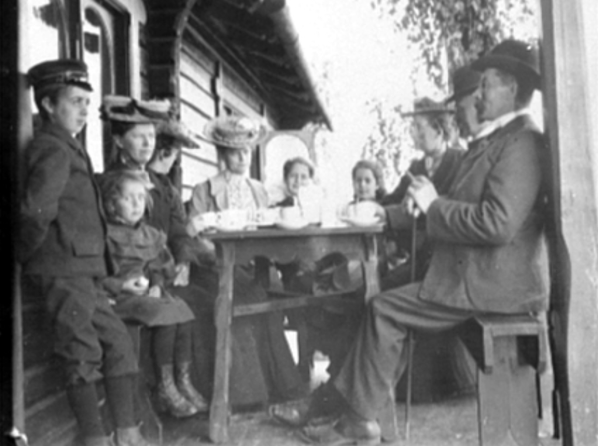 Anno Domkirkeodden, GR:10, FAM:GODAGER, FAM:STEEN, FAM:ILSENG, SKISTUA (HEDMARKSTOPPEN)Fra v: Fritjof Godager, Eva Godager, Emma Steen, Thora Godager, Valborg Steen, Astrid Godager, Thorbjørg Godager, Anna Ilseng, Ilseng, Even Godager.