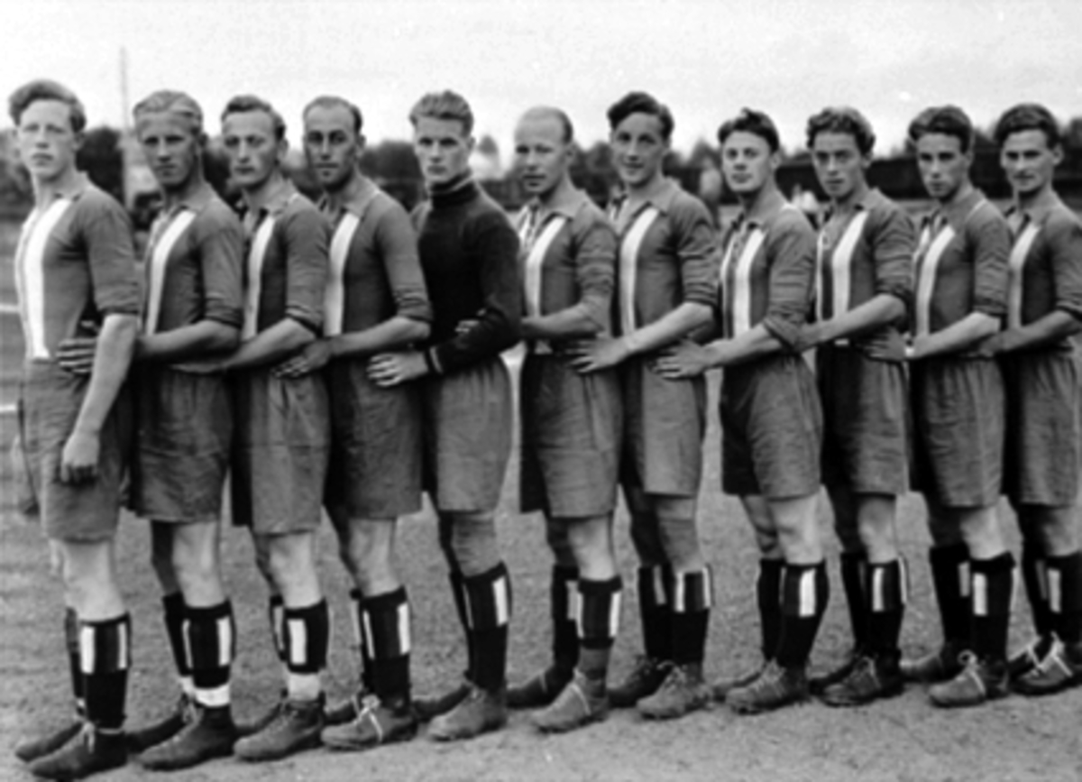 Anno Domkirkeodden, GR: 11 FOTBALLSPILLERE, HIL FOTBALLAG, KRETSKAMPFra v: Alf Ingvaldsen, Rolf Olstad, Andrew Solli, EinarMæhlum, Eilif Korslund, Ole J. Lie, Kolbjørn Frankplass, Harald Johannesen, Oskar Bjørlie, Bjarne Iversen, AsbjørnKjønningsberg.